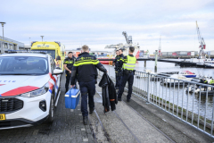 Persoon-te-water-Handelskade-West-Delfzijl_5357