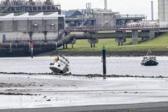 Plezierjacht-vastgelopen-zeehavenkanaal-Delfzijl_6979