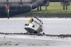 Plezierjacht-vastgelopen-zeehavenkanaal-Delfzijl_7001