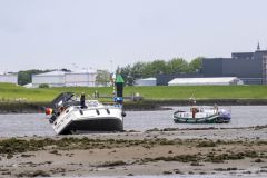 Plezierjacht-vastgelopen-zeehavenkanaal-Delfzijl_7115