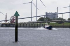 Plezierjacht-vastgelopen-zeehavenkanaal-Delfzijl_7145