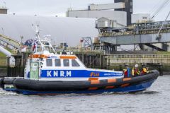 Plezierjacht-vastgelopen-zeehavenkanaal-Delfzijl_7195