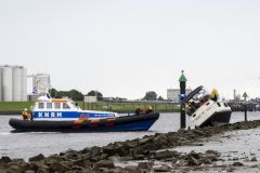 Plezierjacht-vastgelopen-zeehavenkanaal-Delfzijl_7235