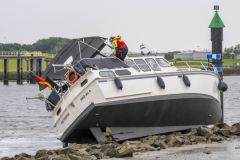 Plezierjacht-vastgelopen-zeehavenkanaal-Delfzijl_7401