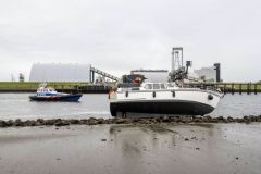 Plezierjacht-vastgelopen-zeehavenkanaal-Delfzijl_7444