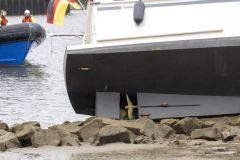 Plezierjacht-vastgelopen-zeehavenkanaal-Delfzijl_7461