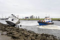Plezierjacht-vastgelopen-zeehavenkanaal-Delfzijl_7501