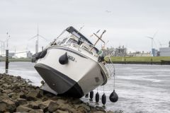 Plezierjacht-vastgelopen-zeehavenkanaal-Delfzijl_7536