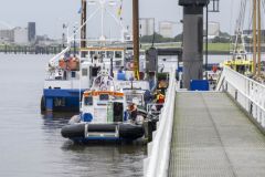 Plezierjacht-vastgelopen-zeehavenkanaal-Delfzijl_7561