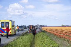 Een vrachtwagenchauffeur is dinsdagmiddag op de krant in een sloot belandt langs de Eemsweg bij Uithuizen. De chauffeur moest na eigen zeggen uitwijken voor een tegenligger en kwam te ver in de zachte berm terecht waarna zijn combinatie kantelde. De chauffeur is ter plaatse door ambulancepersoneel onderzocht maakt raakte niet gewond. Een bergingsbedrijf zal de vrachtwagen in de loop van de avond bergen.
