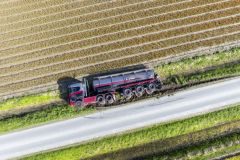 Een vrachtwagenchauffeur is dinsdagmiddag op de krant in een sloot belandt langs de Eemsweg bij Uithuizen. De chauffeur moest na eigen zeggen uitwijken voor een tegenligger en kwam te ver in de zachte berm terecht waarna zijn combinatie kantelde. De chauffeur is ter plaatse door ambulancepersoneel onderzocht maakt raakte niet gewond. Een bergingsbedrijf zal de vrachtwagen in de loop van de avond bergen.