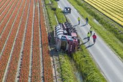 Een vrachtwagenchauffeur is dinsdagmiddag op de krant in een sloot belandt langs de Eemsweg bij Uithuizen. De chauffeur moest na eigen zeggen uitwijken voor een tegenligger en kwam te ver in de zachte berm terecht waarna zijn combinatie kantelde. De chauffeur is ter plaatse door ambulancepersoneel onderzocht maakt raakte niet gewond. Een bergingsbedrijf zal de vrachtwagen in de loop van de avond bergen.