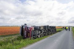 Een vrachtwagenchauffeur is dinsdagmiddag op de krant in een sloot belandt langs de Eemsweg bij Uithuizen. De chauffeur moest na eigen zeggen uitwijken voor een tegenligger en kwam te ver in de zachte berm terecht waarna zijn combinatie kantelde. De chauffeur is ter plaatse door ambulancepersoneel onderzocht maakt raakte niet gewond. Een bergingsbedrijf zal de vrachtwagen in de loop van de avond bergen.