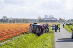 Een vrachtwagenchauffeur is dinsdagmiddag op de krant in een sloot belandt langs de Eemsweg bij Uithuizen. De chauffeur moest na eigen zeggen uitwijken voor een tegenligger en kwam te ver in de zachte berm terecht waarna zijn combinatie kantelde. De chauffeur is ter plaatse door ambulancepersoneel onderzocht maakt raakte niet gewond. Een bergingsbedrijf zal de vrachtwagen in de loop van de avond bergen.