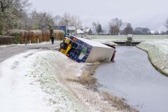 Vrachtwagen-in-de-sloot-Garsthuizen-Fiveldijk_1492
