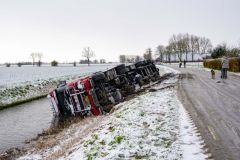 Vrachtwagen-in-de-sloot-Garsthuizen-Fiveldijk_1514