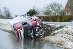Vrachtwagen-in-de-sloot-Garsthuizen-Fiveldijk_1732