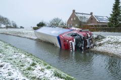 Vrachtwagen-in-de-sloot-Garsthuizen-Fiveldijk_1758