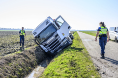Vrachtwagwen-in-de-sloot-Lauwersweg_6520
