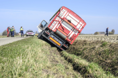 Vrachtwagwen-in-de-sloot-Lauwersweg_6580