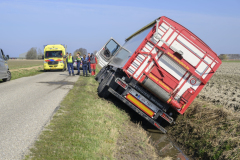 Vrachtwagwen-in-de-sloot-Lauwersweg_6723