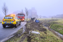 Vrachtwagen-in-de-sloot-Uithuizen_6505