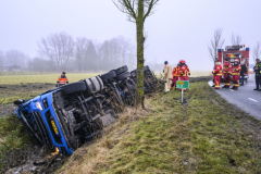 Vrachtwagen-in-de-sloot-Uithuizen_6550