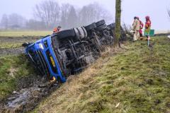 Vrachtwagen-in-de-sloot-Uithuizen_6574