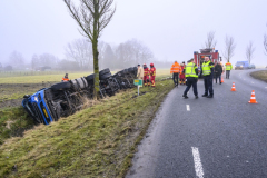 Vrachtwagen-in-de-sloot-Uithuizen_6578