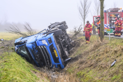 Vrachtwagen-in-de-sloot-Uithuizen_6796