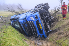 Vrachtwagen-in-de-sloot-Uithuizen_6829