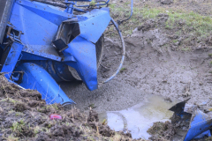 Vrachtwagen-in-de-sloot-Uithuizen_6989