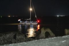 Jacht-vast-op-pier-bij-Oterdum_3748