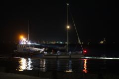 Jacht-vast-op-pier-bij-Oterdum_3968