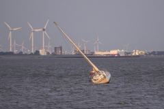 Jacht-vastgelopen-havenmonding-Delfzijl_7781