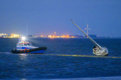 Jacht-vastgelopen-havenmonding-Delfzijl_8180