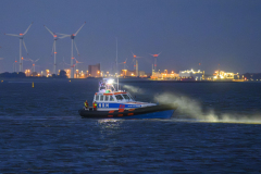 Jacht-vastgelopen-havenmonding-Delfzijl_8250