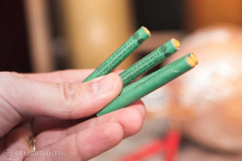 03122012 Delfzijl -vrij- Deze week is het vuurwerk voorlichtingen project van de Deal gemeenten weer begonnen in de Molenberg.
Het project is bedoeld voor alle scholen in de gemeenten Appingedam, Loppersum, Ten Boer, Eemsmond en de gemeente Delfzijl. Het project wordt uitgevoerd door de Stichting Welzijn en Dienstverlening (SW&D) in samenwerking met de brandweer, GGD Groningen, IVAK, Delfzicht Ziekenhuis, Bureau Slachtofferhulp, Bureau Halt en de stadswachten van Veiligheidszorg Groningen Noord. Afgelopen maandag bezochten 275 leerlingen van scholen uit Appingedam Eemsmond en Farmsum het voorlichting project. Doel van het project is om leerlingen van groep zeven, acht en de brugklas te laten inzien wat de oorzaken en gevolgen kunnen zijn van vandalisme en het onveilig gebruik van vuurwerk.