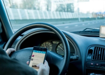 Gebruik mobiele telefoon tijdens rijden