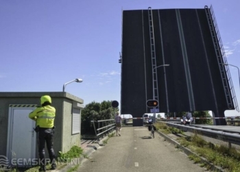 Foto: archief beeld van de Eelwerderbrug in storing.