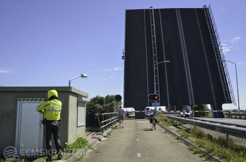 Foto: archief beeld van de Eelwerderbrug in storing.