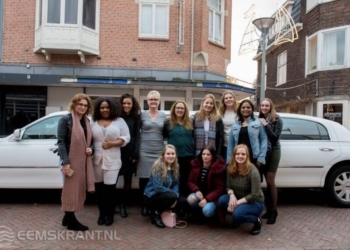 Foto: Nysetta (in het grijs) tussen haar collega's