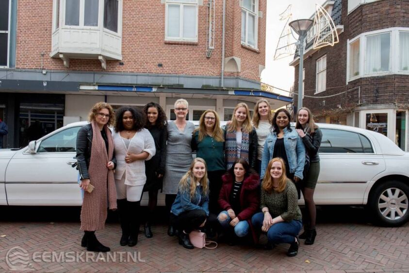 Foto: Nysetta (in het grijs) tussen haar collega's