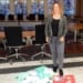 De loco-griffier, Wendy Onrust verzamelt de ingediende ideeën voor de kindergemeenteraad.