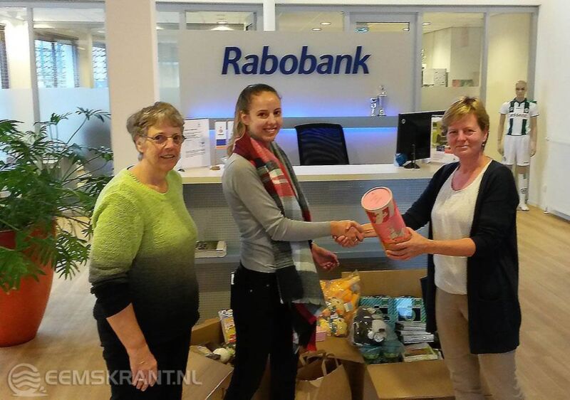 Namens Rabobank Noord-Groningen overhandigd Ina van Huis de cadeaus aan voedselbank ’t Hogeland