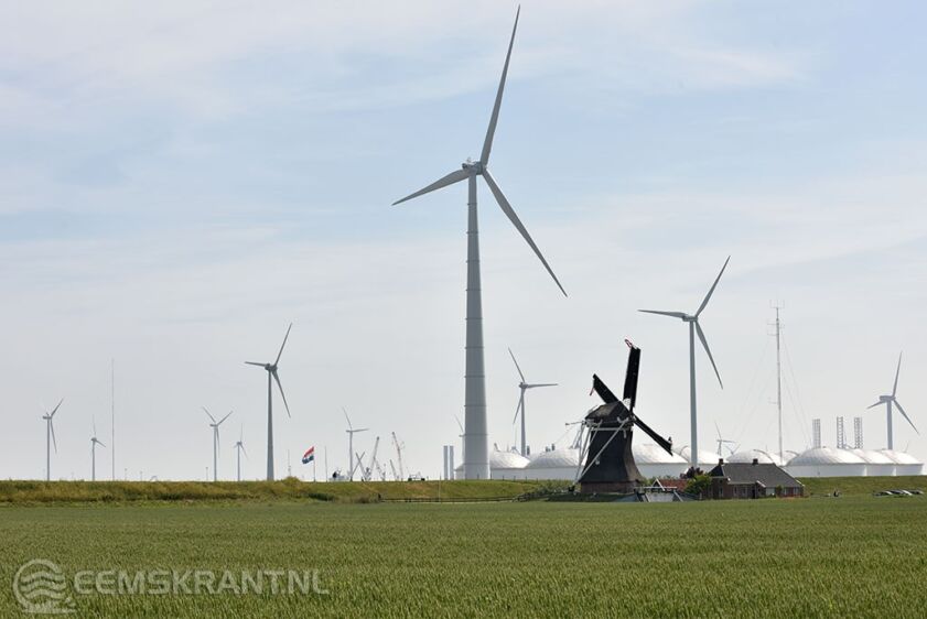 Een windmolenpark in de Eemshaven