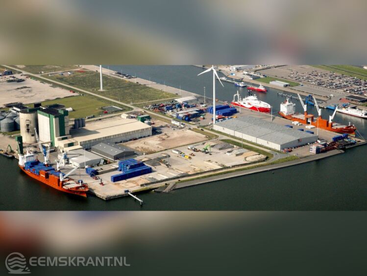 Foto: De Locatie Eemshaven waar 2 Spliethoff schepen laden. Links Julianahaven, rechts Beatrixhaven
