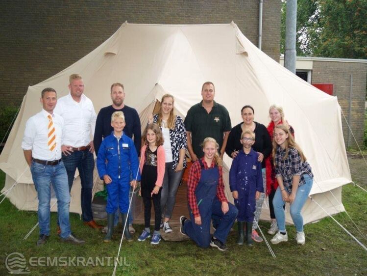 Foto: V.l.n.r.: voorzitter Remko Borkhuis, penningmeester Jan Geert Wind penningmeester, Hans Paul Heuvelman van de services commissie en bestuur vrijwilligers en kinderen van Lutje Grut.