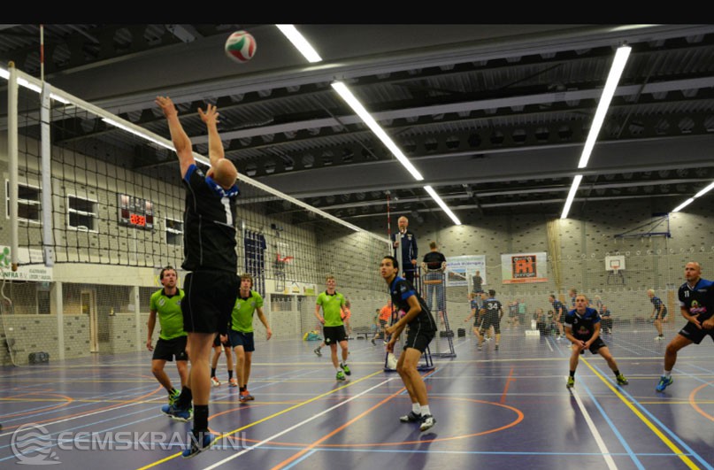Een blok van Marcel de Jong. Winston Dipoikromo, Rudolf Bos en Ernst Dijkstra (v.l.n.r.) staan paraat