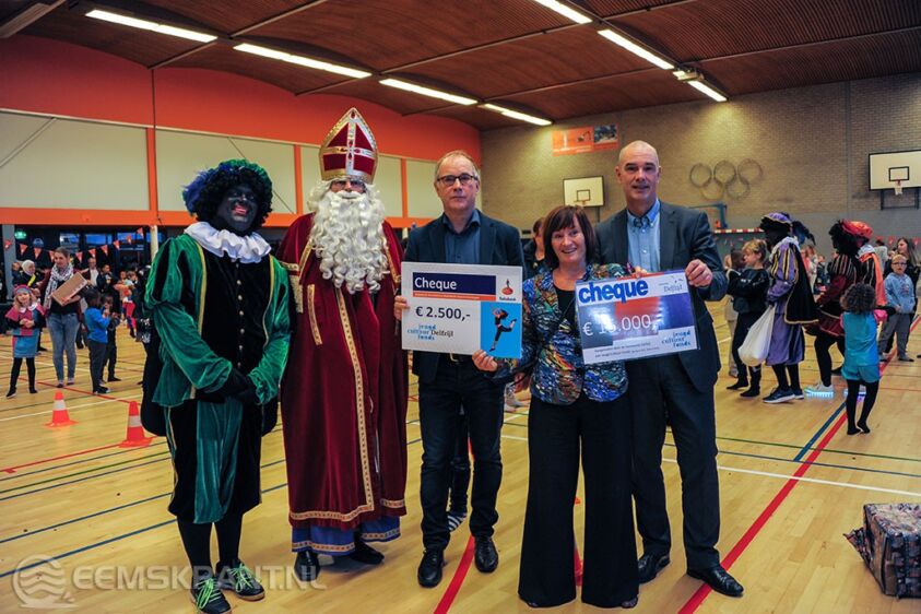 Wethouder Hans Ronde (rechts) en directeur Frans Musters van de Rabobank
(midden) overhandigden op 26 november € 15.000,- en € 2.500,- aan het Jeugdcultuurfonds. Foto: Bianca Kiel
